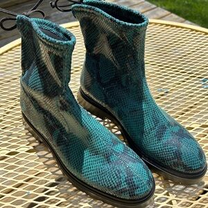 Stuart Weitzman Shoes Womens 8.5 Boots Fashion Snake Print Casual Pull On Benita